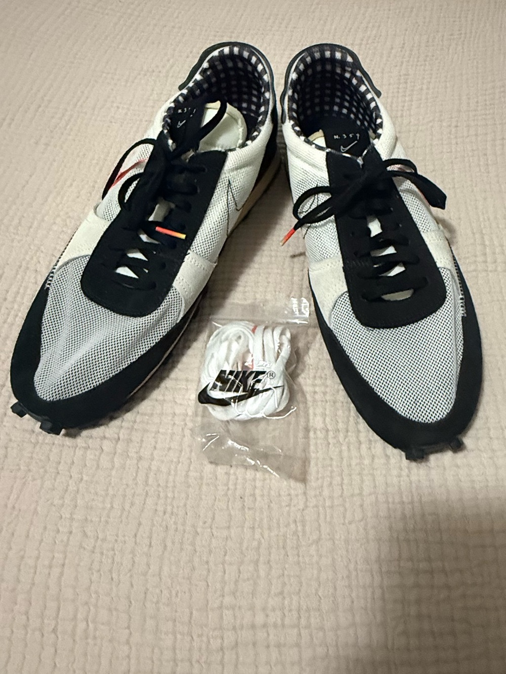 Nike Men's Retro-Style Sneakers in White and Black mesh sz 11